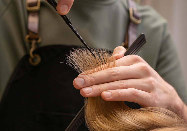 Haircut Hands cutting hair