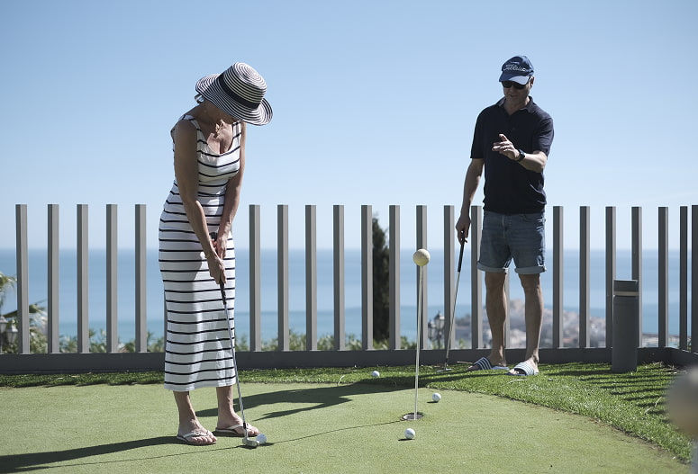 Meetings, events and team building Couple playing golf at Villa Atalaya