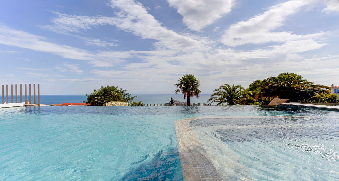 Infinity pool and jacuzzi Infinity pool with jacuzzi and sea views