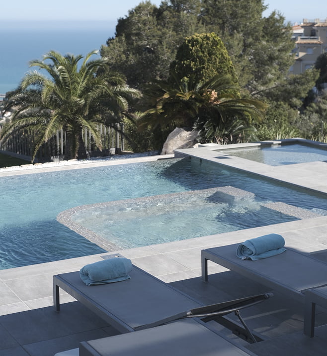 Swimming pool with jacuzzi Infinity pool with jacuzzi and sun loungers