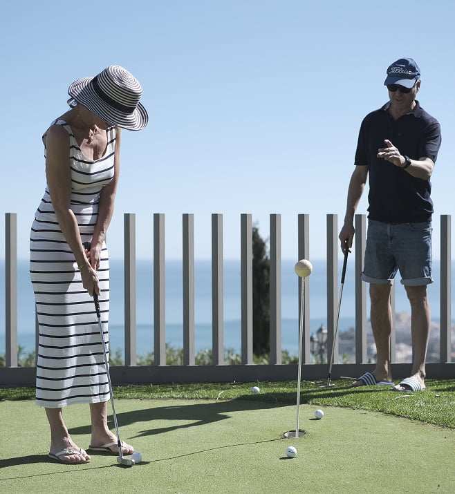 Putting green Couple playing golf at Villa Atalaya