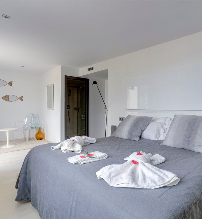 King-size bed room Modern room with king-size bed
