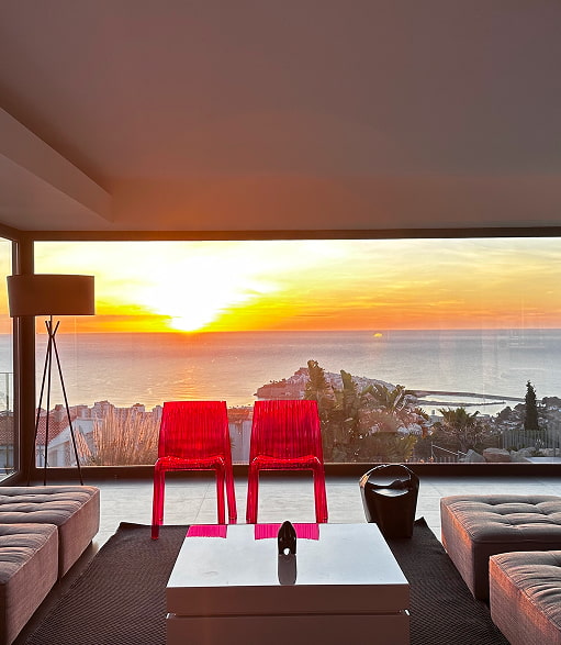 Panoramic lounge Lounge with floor-to-ceiling windows and sea views