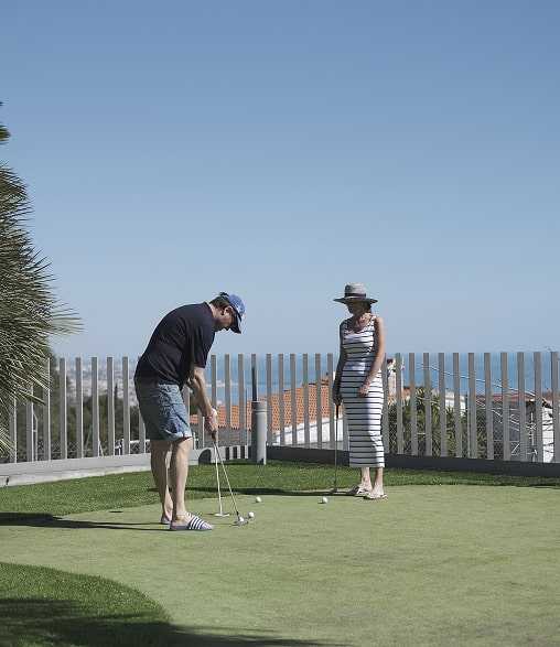 Putting green Couple playing golf at Villa Atalaya