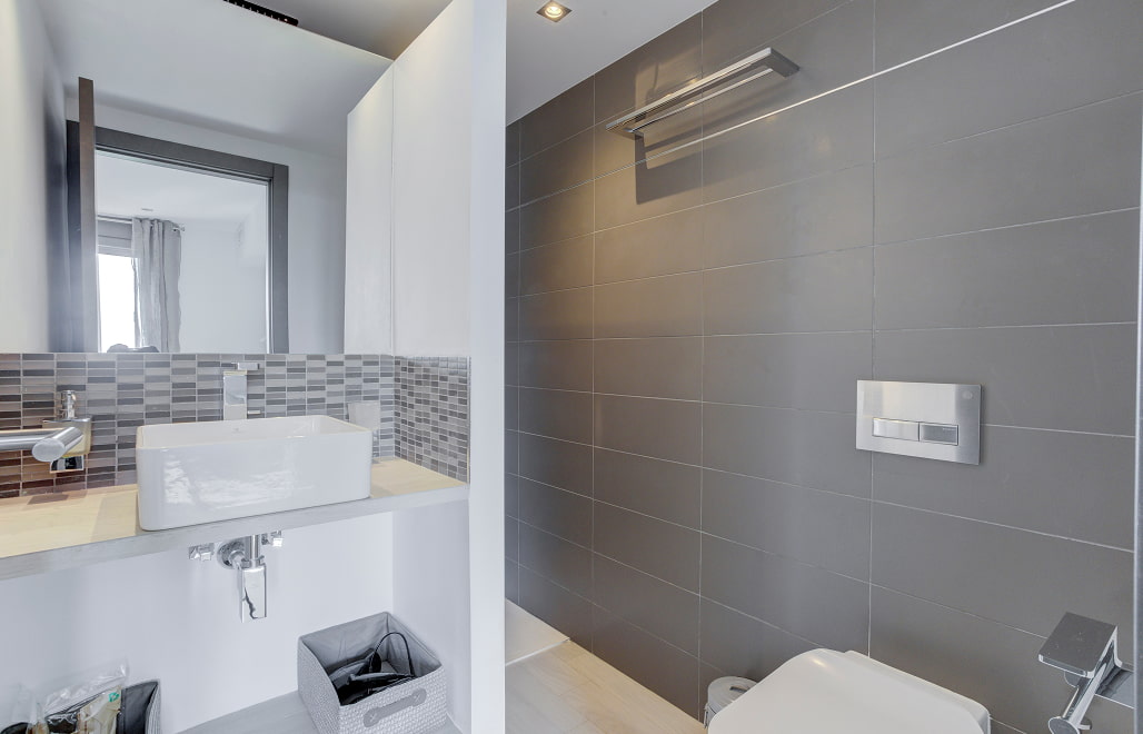 Aston Martin Suite 4 Full bathroom