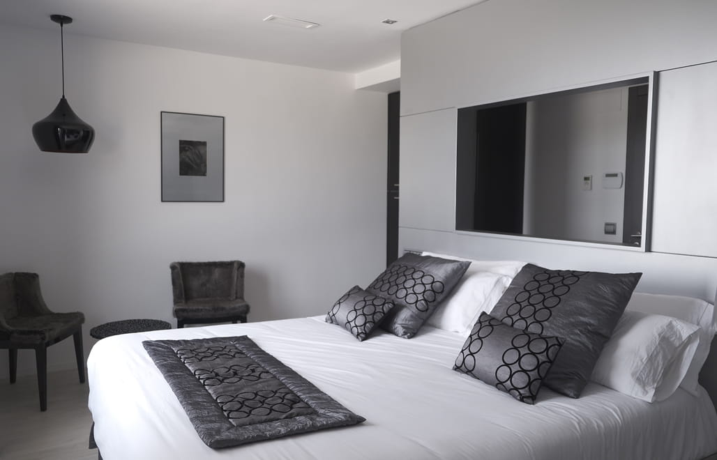 Black suite Spacious room with king-size bed