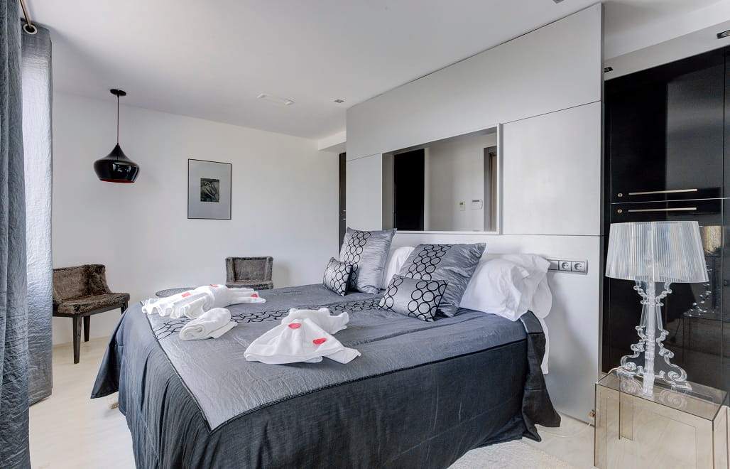Black suite 2 View of the spacious room with king-size bed