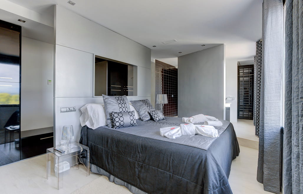 Black suite 3 Spacious room with dark décor