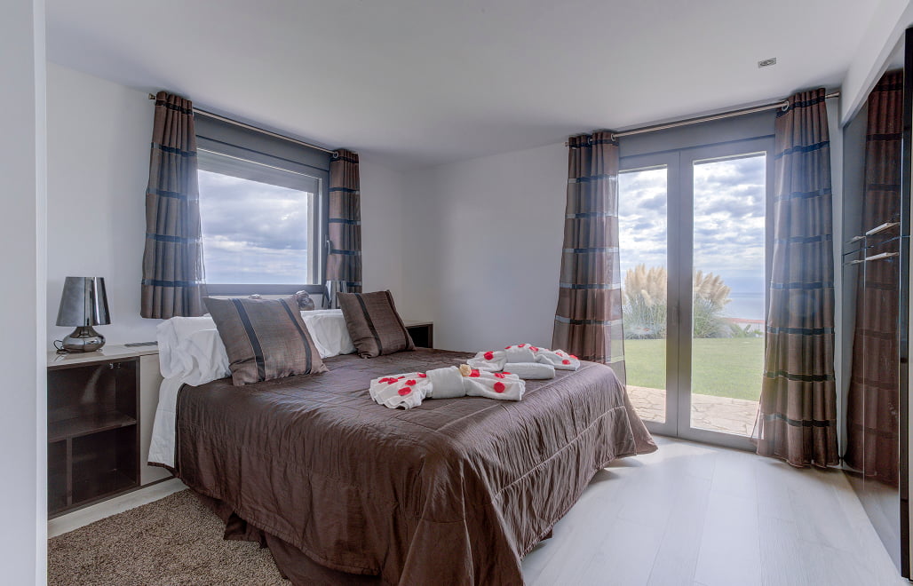 Brown Suite Room with king-size bed in the Brown Suite