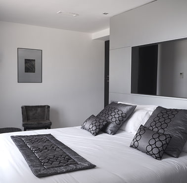 Black Suite Premium room with king-size bed