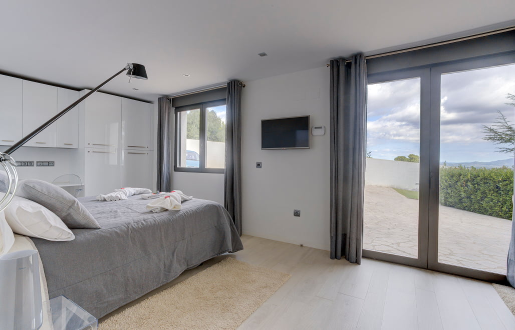 White Suite 2 Room with garden access