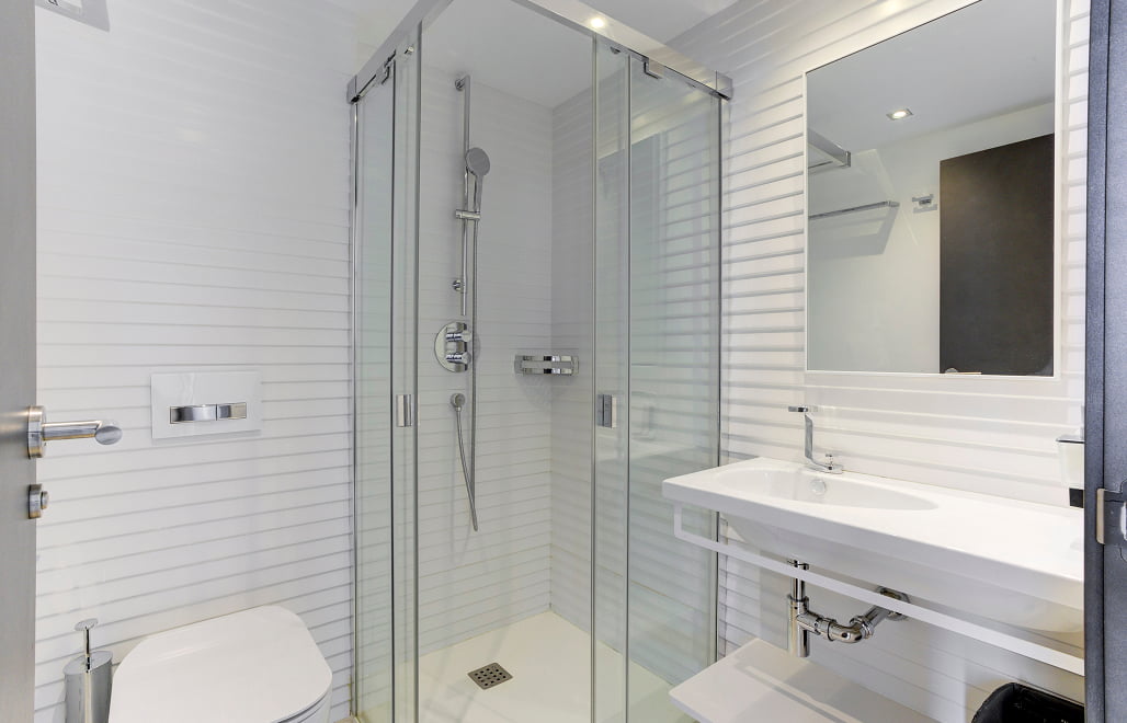 White Suite 5 Bathroom with shower in the White Suite